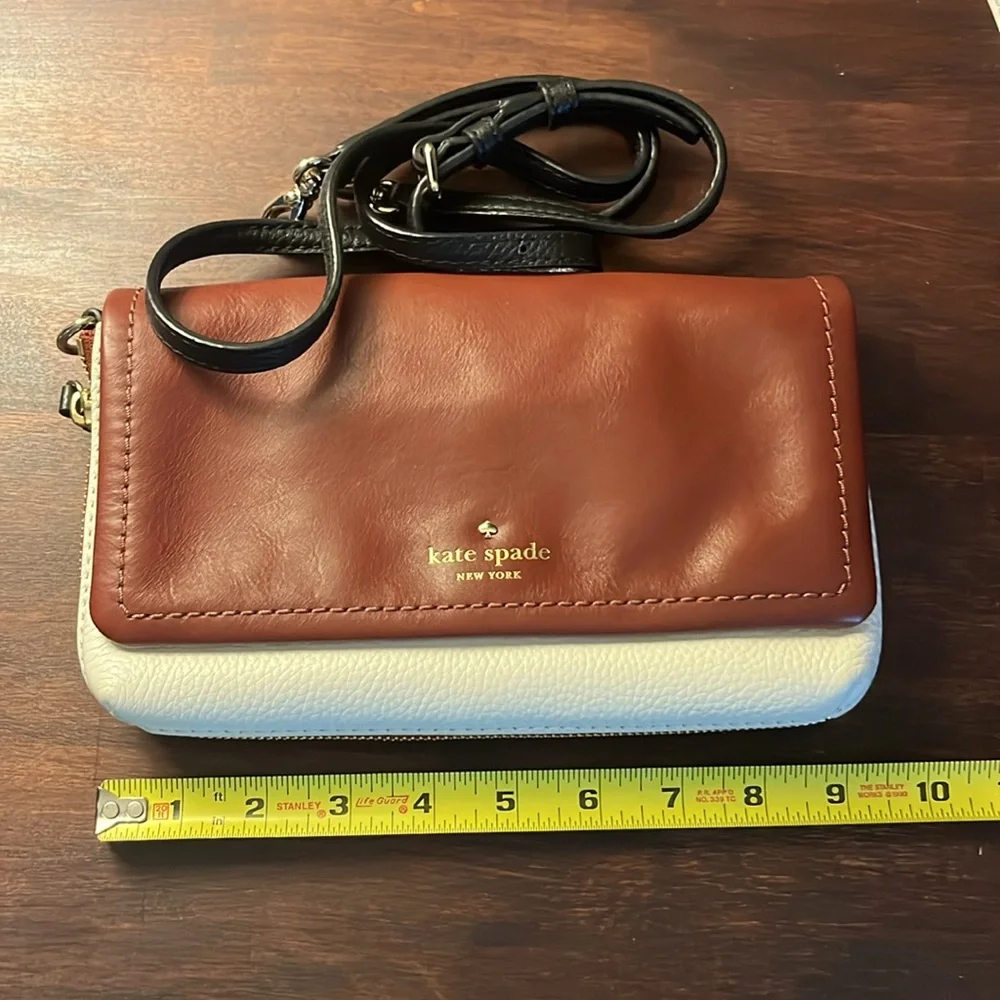 Closing closet. Make your offer and it’s yours! 
Kate Spade cross body bag - Picture 5 of 6